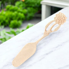 Load image into Gallery viewer, Beautiful Hand Carved Wooden Cake
Knife - Eco-Friendly Unka Wood Slice for Serving