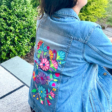 Load image into Gallery viewer, Distressed Denim Jacket Floral Embroidered Detail-Blue primaveral