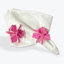 Load image into Gallery viewer, Iraca Palm Napkin Ring - Handmade Eco-Friendly Table Decor, Orchid Design