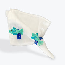 Load image into Gallery viewer, Iraca Palm Napkin Ring - Handmade Eco-Friendly Table Decor, Fish design