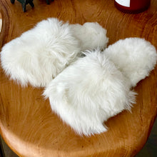 Load image into Gallery viewer, Girls Alpaca Slippers-Sury
